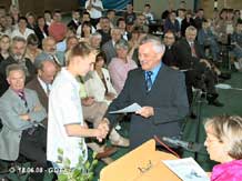 Rektor G. Elsen bergibt das Zeugnis