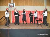 "Feliz Navidad" und "White Christmas" vorgetragen von den Mdchen der Klasse 10