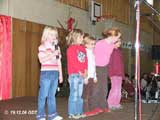 Schler der Klasse 1 mit ihrem Beitrag "Op Chresdachmorjen"