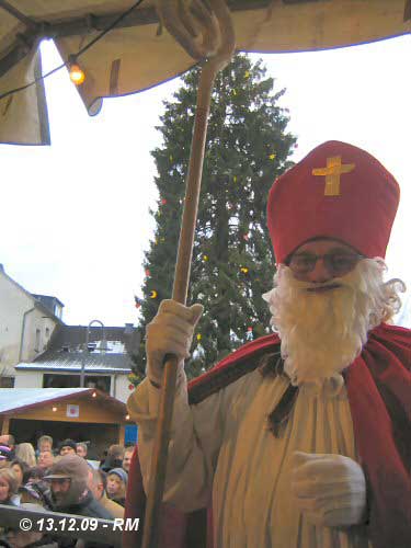 Der Nikolaus besucht den Weihnachtsmarkt